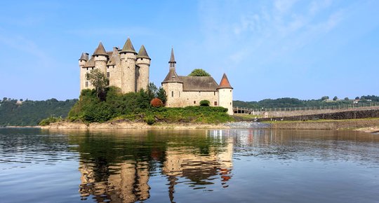Château de Val : les pieds dans l'eau, la tête dans les nuages