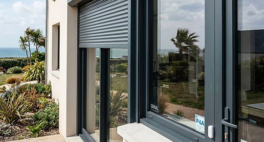 Fenêtres, vitrages, volets : les menuiseries sous haute protection